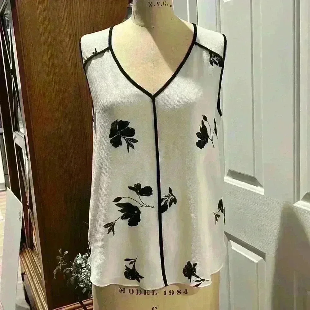 Vince Camuto V-neck sleeveless top. Size S, Fits like a medium. - Picture 5 of 8